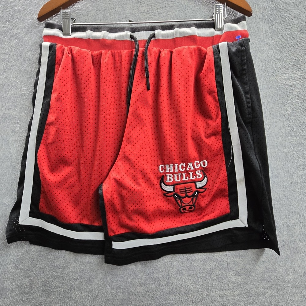 Chicago Bulls Men Activewear Shorts L Red Embroidered Ultra Game Sweat Team Logo